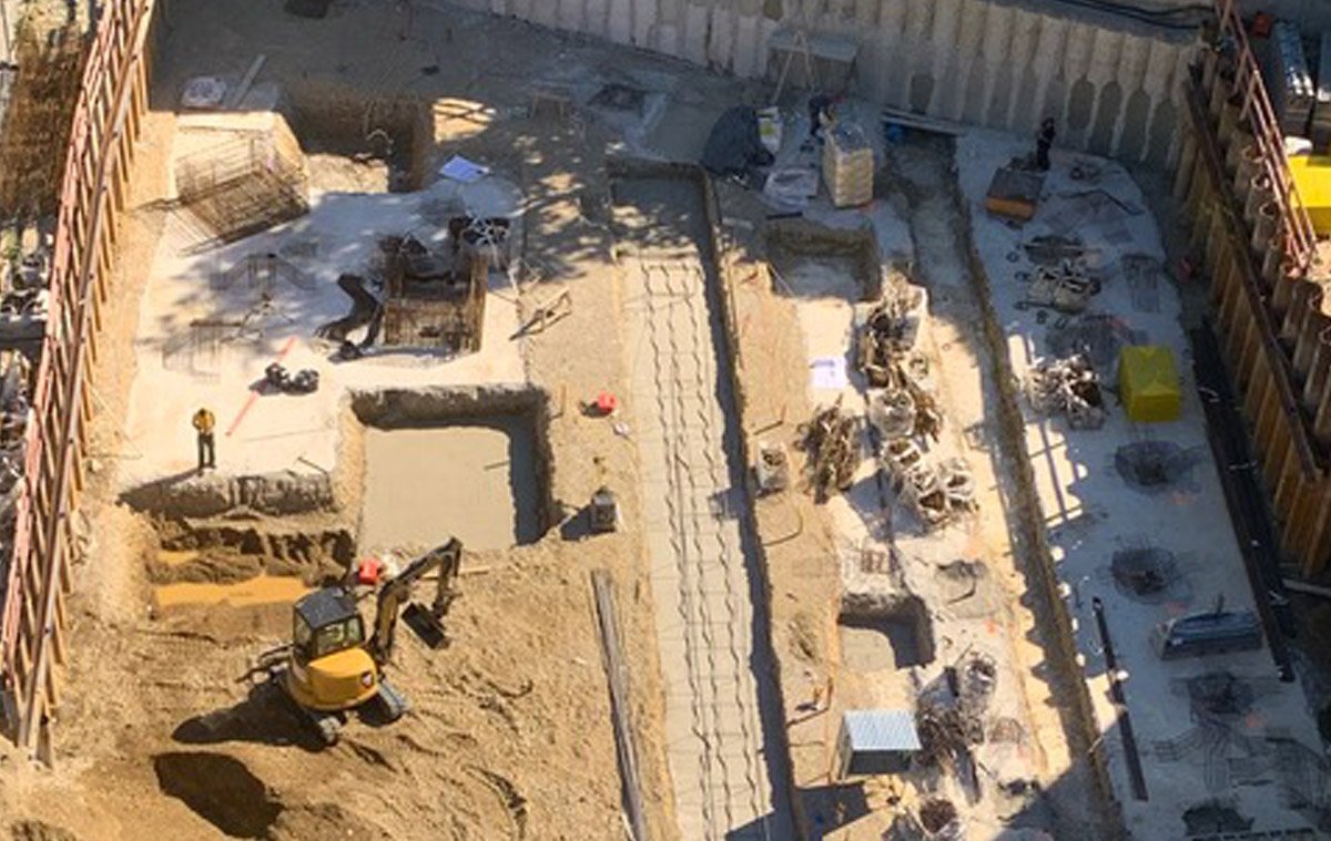 Baustelle des Neubaus eines Mehrfamilienhauses mit Tiefgarage in Unterhaching (2018), Blick auf die gestellten Betonfertigteile im Rohbau.